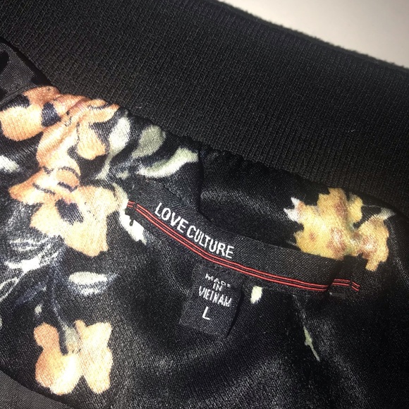 Flower print jacket in black - Picture 8 of 8